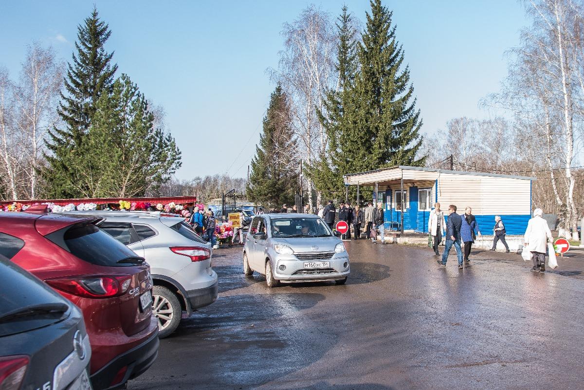 Фото Матери плачут у могил. Сотни новосибирцев собрались на Радоницу на кладбище погибших бойцов СВО 3